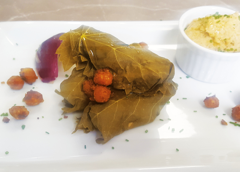 Involtini di vite ripieni di hummus e ceci croccanti